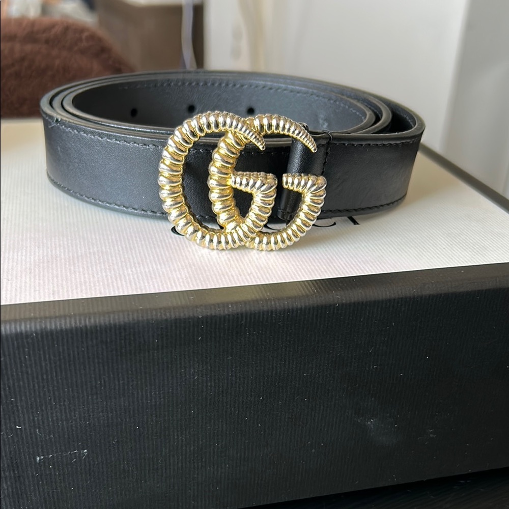 Gucci Black Belt with Textured Gold GG Buckle